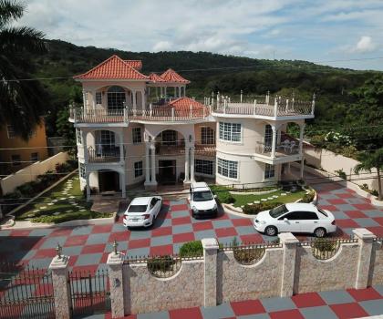 Pinnacle View Estate Micaila Villa, Монтего Бей