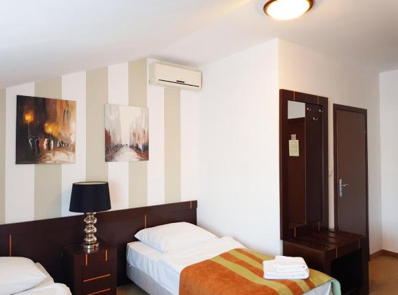 Centrum Konferencyjno-Apartamentowe Mrówka, Варшава