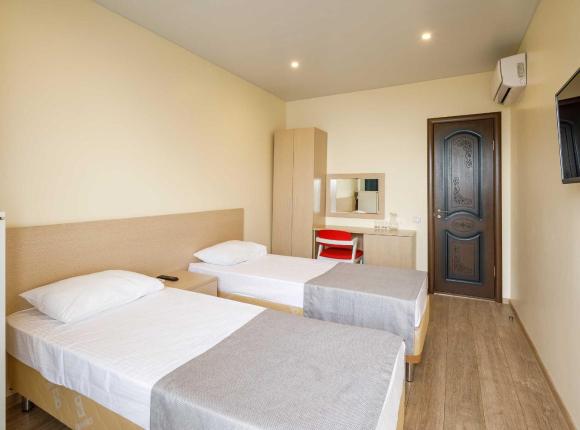 Отель Широкая