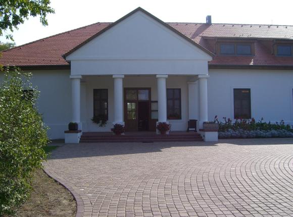 Sarlóspuszta Club Hotel, Кечкемет