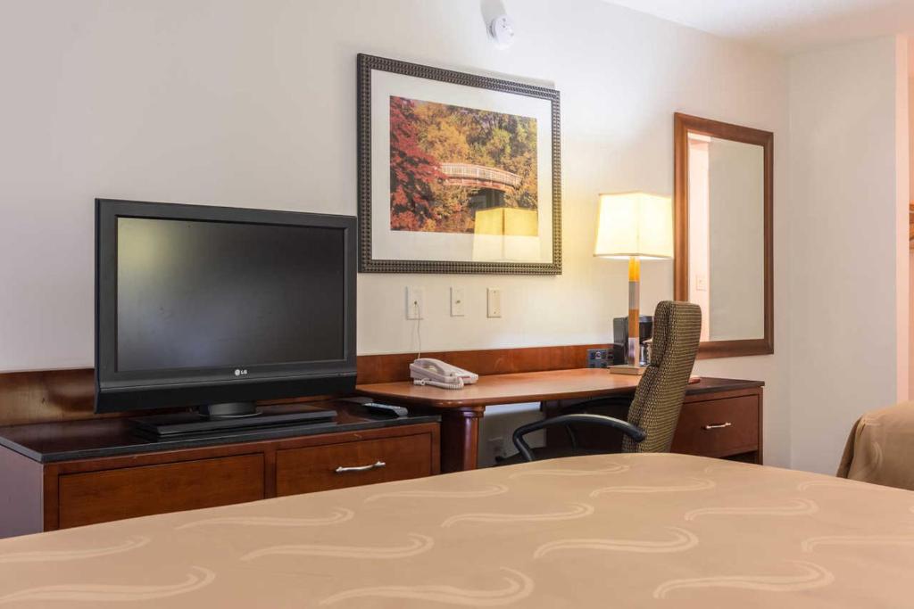 Четырехместный (Номер с 2 кроватями размера «queen-size» — Подходит для гостей с ограниченными возможностями передвижения/Для некурящих), Days Inn by Wyndham Hartsfield Jackson Atlanta Airport West