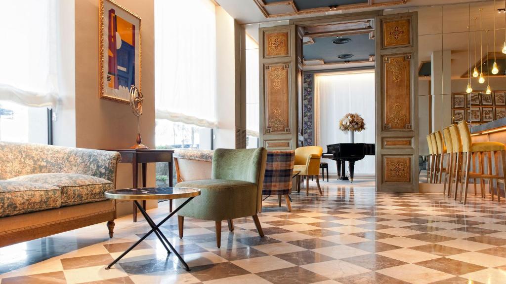 Duquesa de Cardona, Барселона