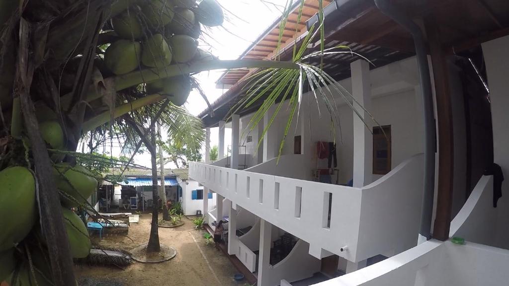 Universal Beach Guest House, Хиккадува