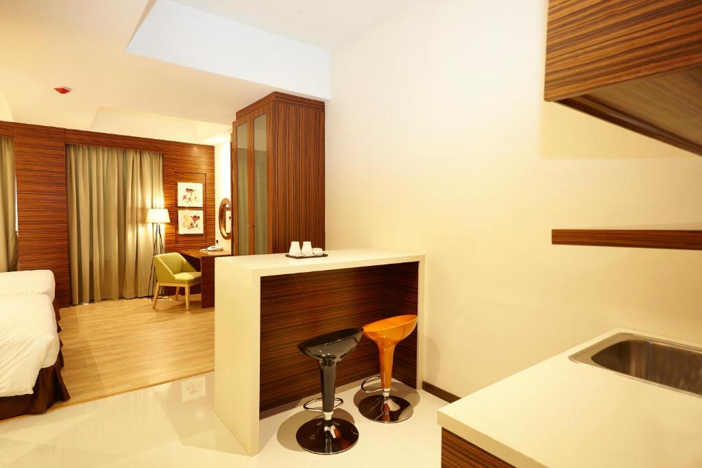 Сьюит (Люкс «Премиум»), Hotel Six Seasons @ Mid Valley