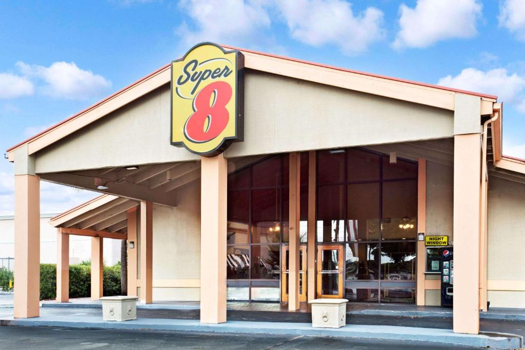 Super 8 by Wyndham Kissimmee/Maingate/Orlando Area, Орландо