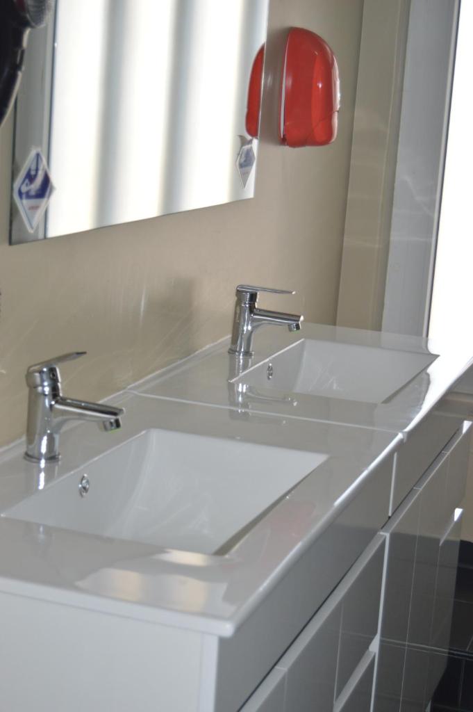 Двухместный (Стандартный двухместный номер с 1 кроватью или 2 отдельными кроватями, балконом и общей ванной комнатой), Wallis Rato