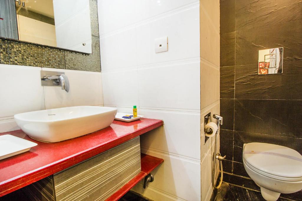 Двухместный (Двухместный номер Делюкс с 1 кроватью или 2 отдельными кроватями), FabHotel Suncourt Karol Bagh