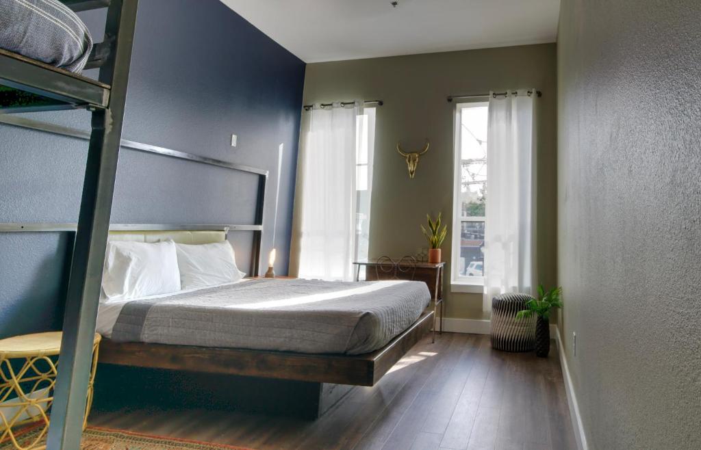 Четырехместный (Deluxe Quadruple Room - Private Bathroom), Deep Ellum Hostel