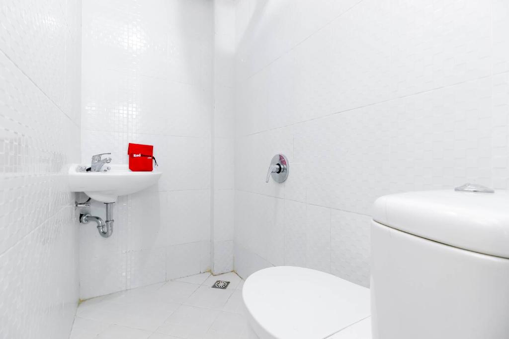 Двухместный (Двухместный номер с 1 кроватью), RedDoorz near Hayam Wuruk