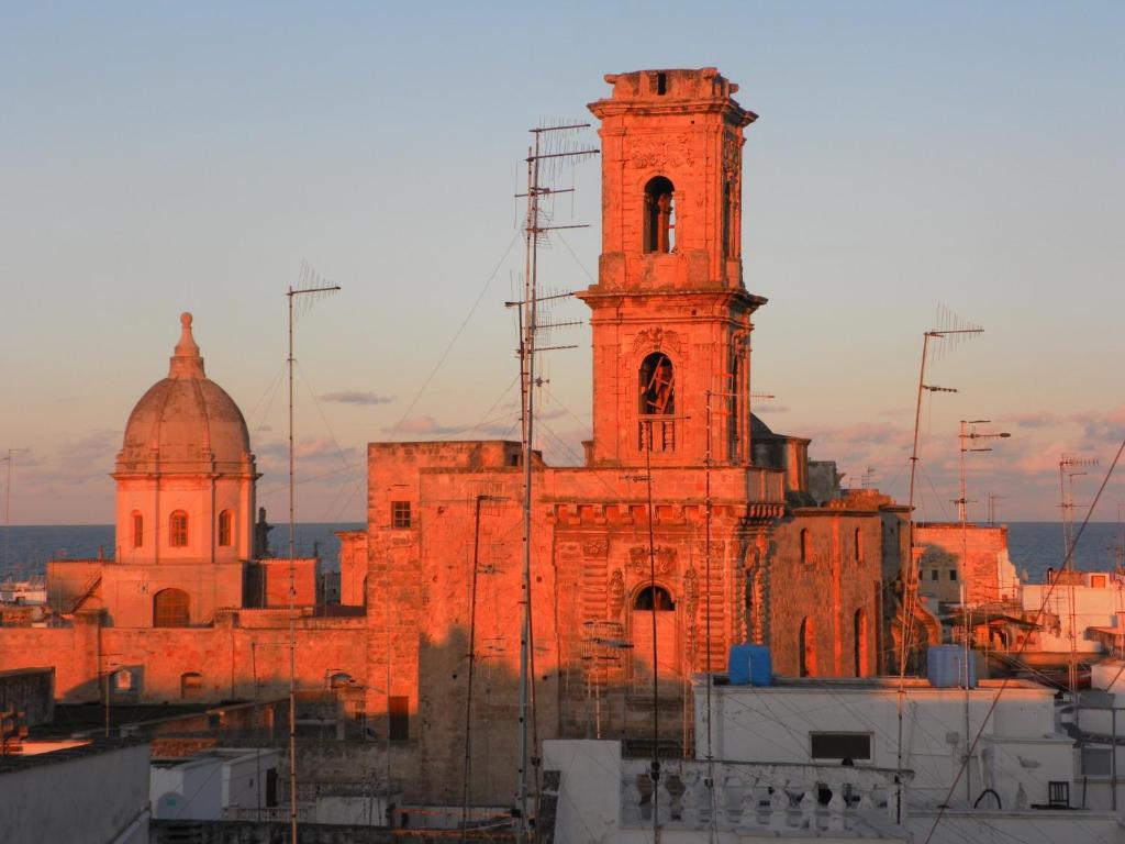 La Torre e il Mare B&B, Монополи