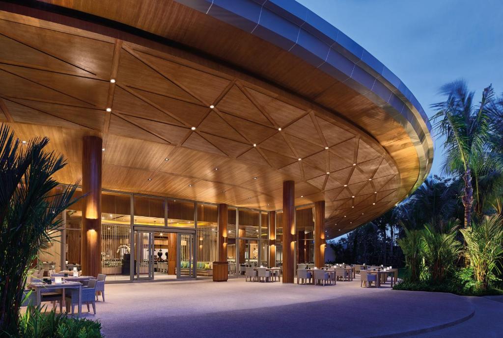 Курортный отель Grand West Sands Resort & Villas Phuket, Пхукет