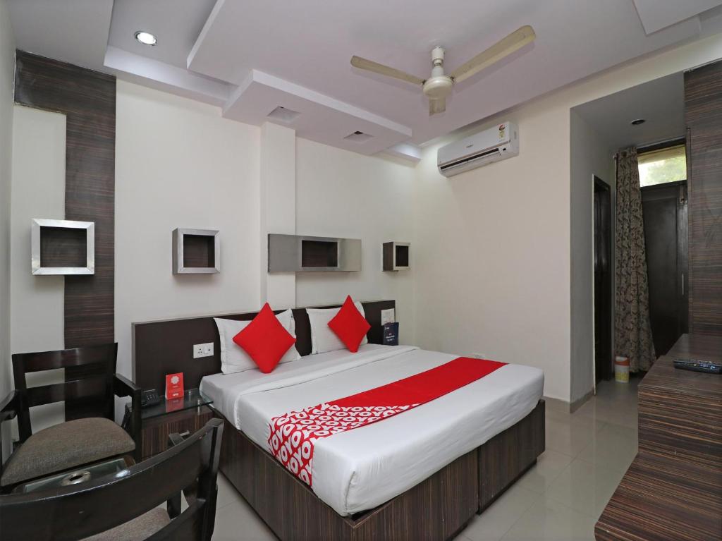 Vaccinated Staff- OYO 3863 Iris, Нью-Дели