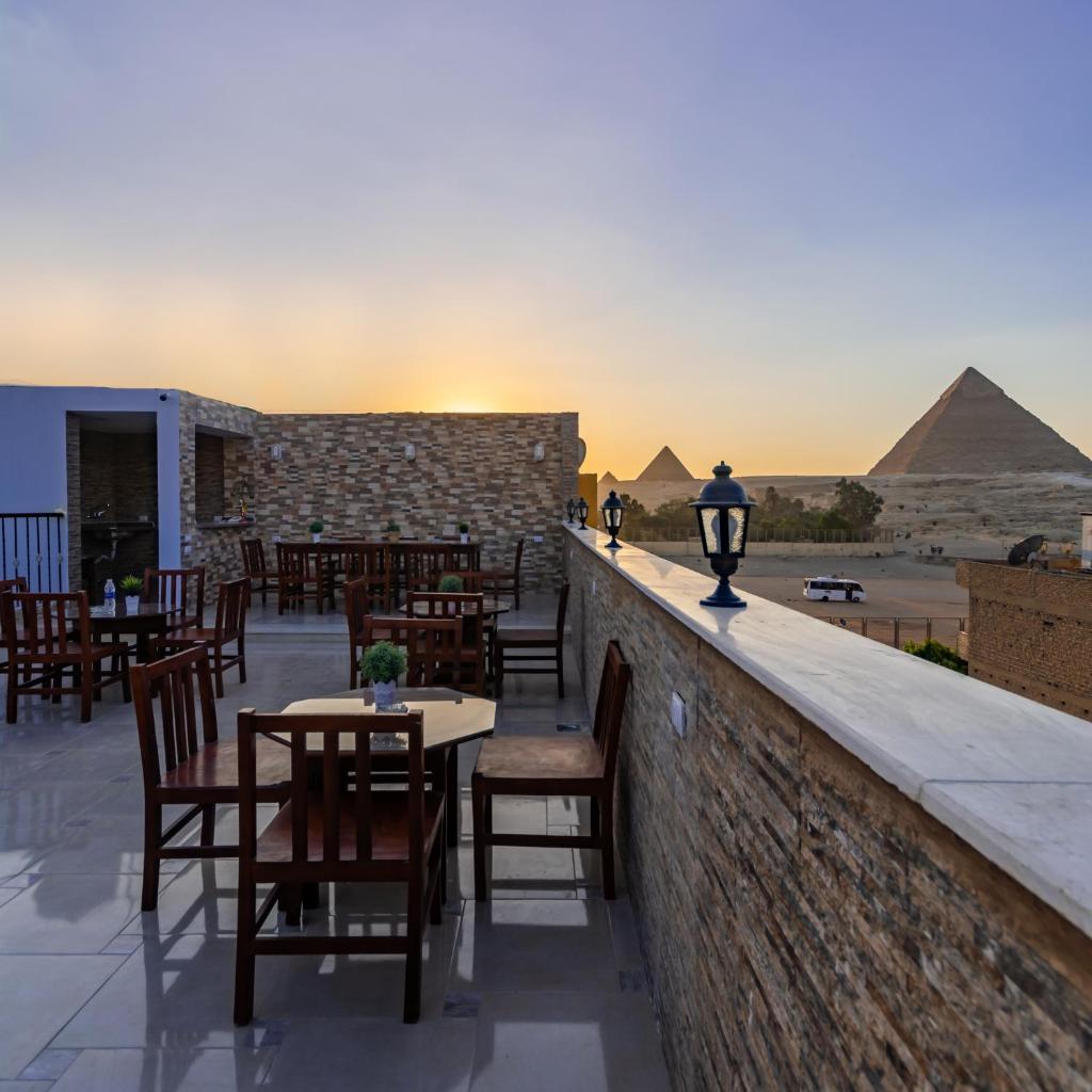 Pyramids Village Inn, Каир