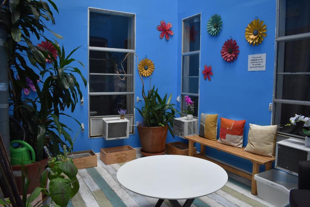 HI San Diego Downtown Hostel, Сан-Диего