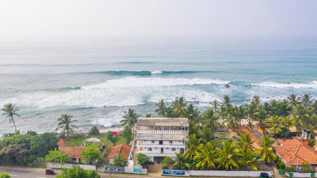 Jayanthi Surf Dreams, Мидигама Запад