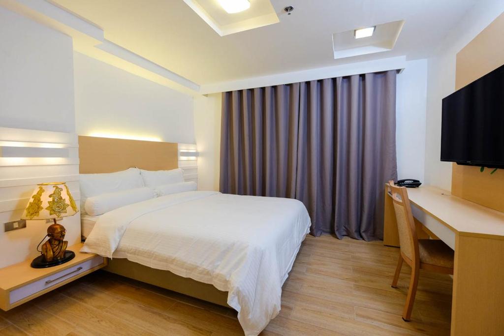 Двухместный (Номер Делюкс с кроватью размера «queen-size»), Heroes Hotel