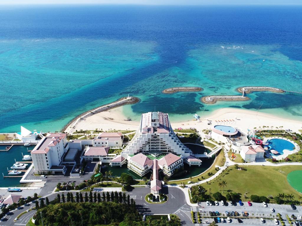 Sheraton Okinawa Sunmarina Resort, Онна