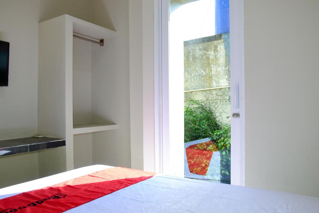 Двухместный (Двухместный номер с 1 кроватью), RedDoorz near Mangga Dua Square