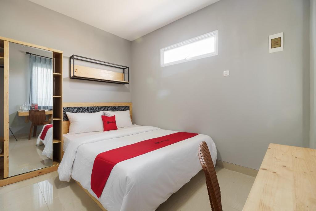 Двухместный (Двухместный номер с 1 кроватью), RedDoorz near Plaza Atrium Senen