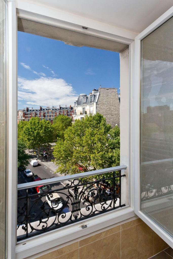 Hipotel Paris Belgrand Mairie du 20ème, Париж