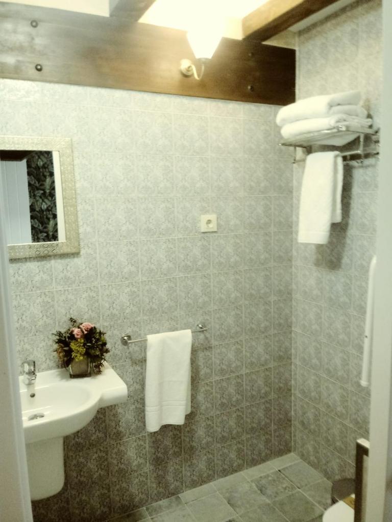 Двухместный (Улучшенный двухместный номер с 2 отдельными кроватями), La Fonda de Candeleda