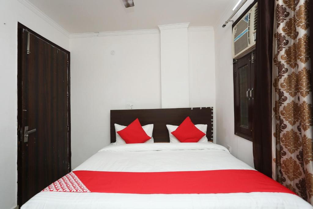 Двухместный (Небольшой двухместный номер с 1 кроватью), OYO 35721 Delhi Continental