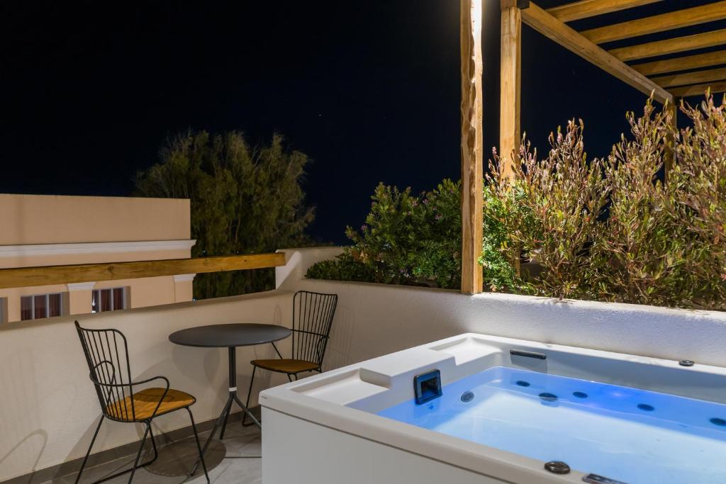 Сьюит (Люкс с гидромассажной ванной на открытом воздухе и террасой), Lemon Suites Santorini