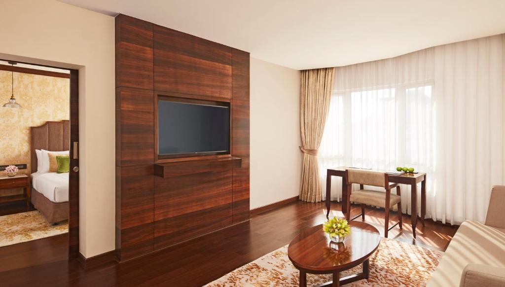 Сьюит (SeleQtions Suite City View King Bed - Inclusive of Bombay Chai - 15% off on Trattoria food and soft beverage (Offer till Sep 30,2021), 20% off on Fleet Assured Services), Vivanta by Taj President