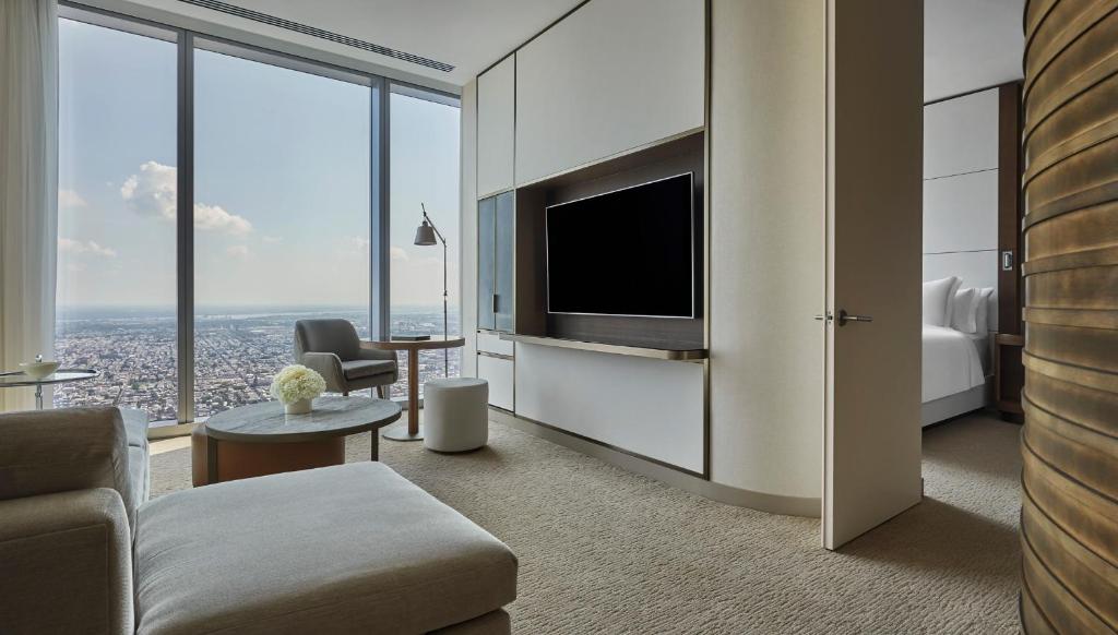 Сьюит (Cityscape One Bedroom King Suite), Four Seasons Hotel Philadelphia at Comcast Center