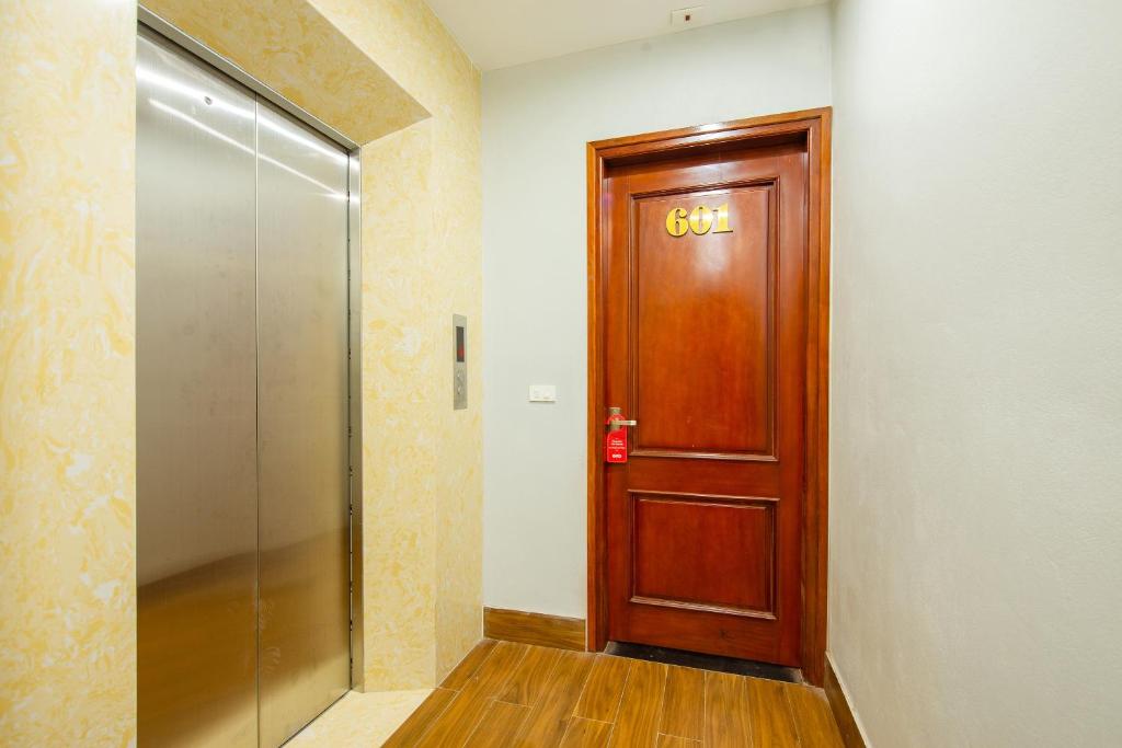 OYO 411 Van Nam Hotel, Ханой