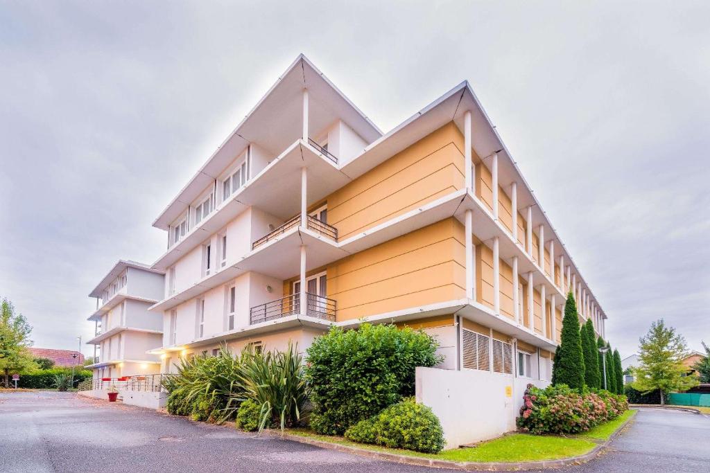 Comfort Suites Pau Idron, По