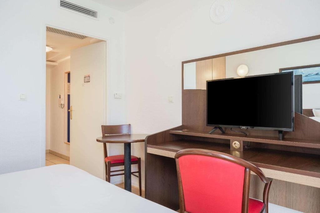 Студио (Номер-студио с кроватью размера «queen-size»), Comfort Suites Pau Idron