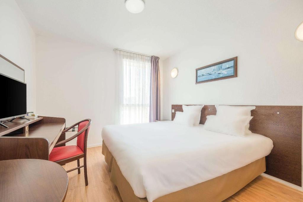 Студио (Номер-студио с кроватью размера «queen-size»), Comfort Suites Pau Idron