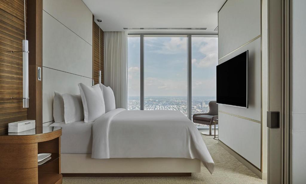 Сьюит (Landmark One Bedroom King Suite Accessible), Four Seasons Hotel Philadelphia at Comcast Center