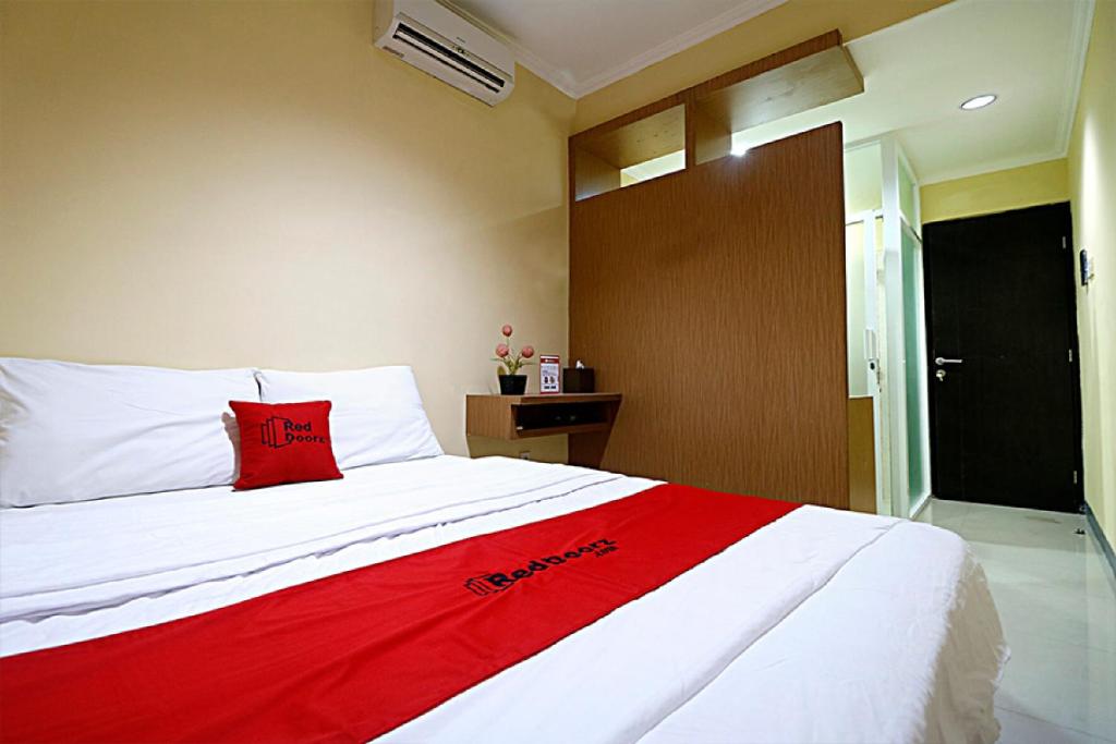 RedDoorz near ITC Cempaka Mas, Джакарта