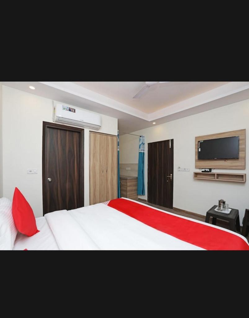 Двухместный (Номер Делюкс), Hotel Aerocity Golden At Delhi Airport