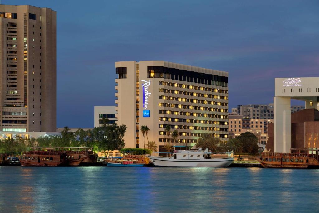 Отель Radisson Blu Hotel, Dubai Deira Creek, Дубай