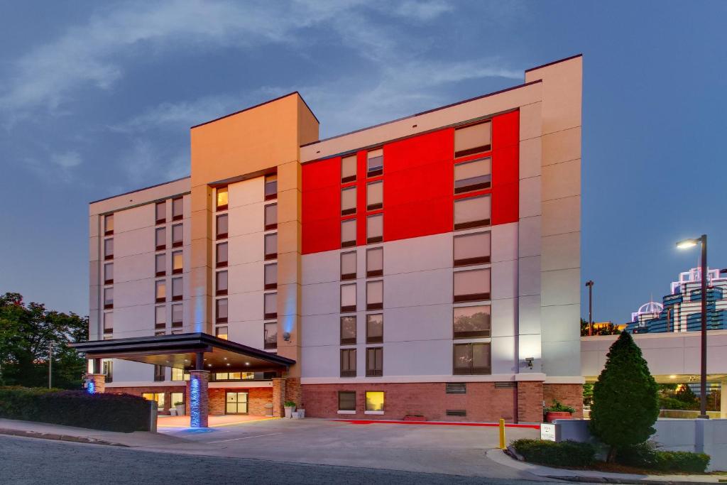 Holiday Inn Express & Suites Atlanta Perimeter Mall Hotel, an IHG Hotel, Атланта