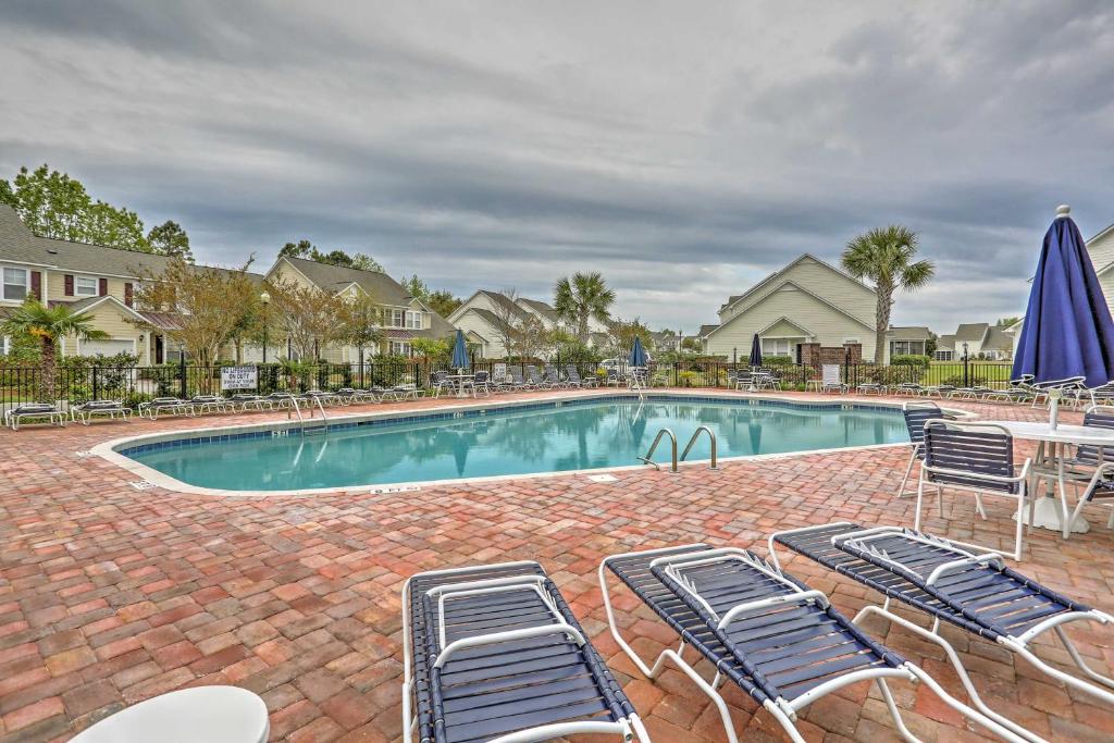 North Myrtle Beach Townhome with Lanai and Pool Access, Миртл-Бич