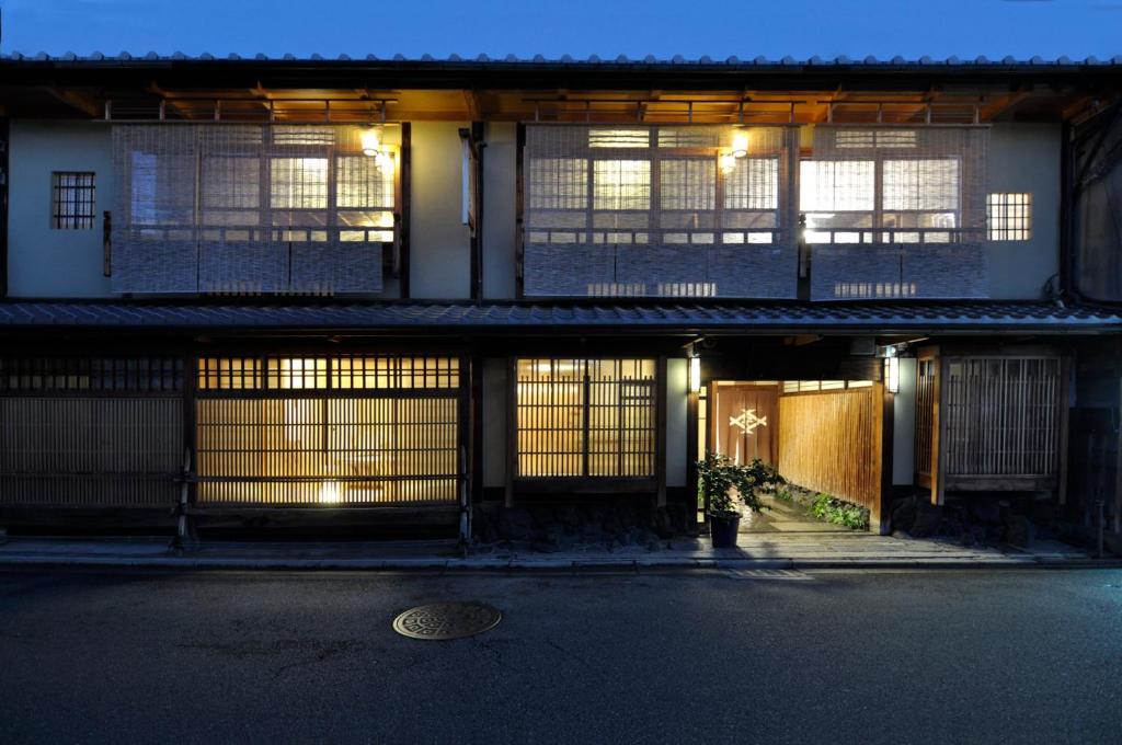 Traditional Kyoto Inn serving Kyoto cuisine IZYASU - Former Ryokan Izuyasui, Киото