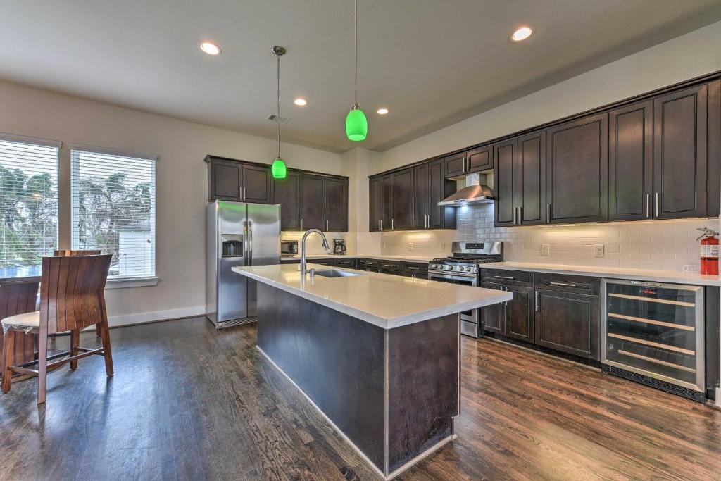 Central Houston Townhouse - 1 Mi to Downtown!, Хьюстон