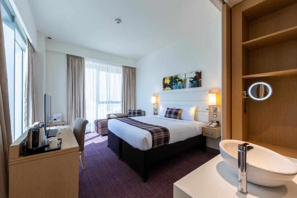 Отель Premier Inn Dubai Dragon Mart, Дубай