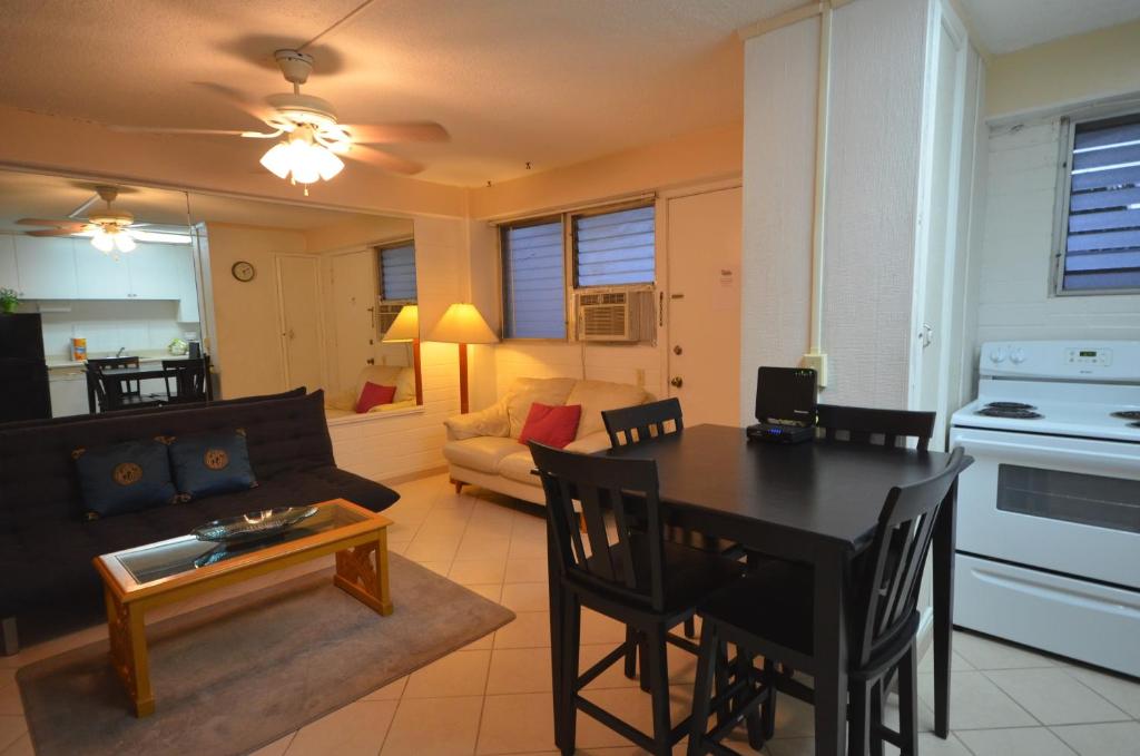 Апартаменты (Апартаменты), Hawaiian King 501 Studio, Pool and BBQ Grill, Sleeps 4