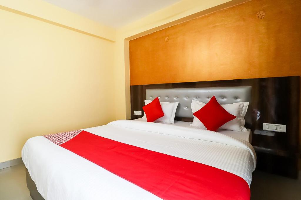 Vaccinated Staff - OYO 61264 Hotel Royal Orbit, Нью-Дели