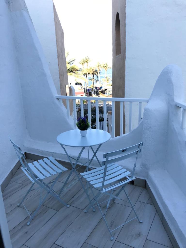 Bungalow with 2 bedrooms in Playa de la Americas with wonderful sea view furnished balcony and WiFi 50 m from the beach, Плайя-де-лаc-Америкас