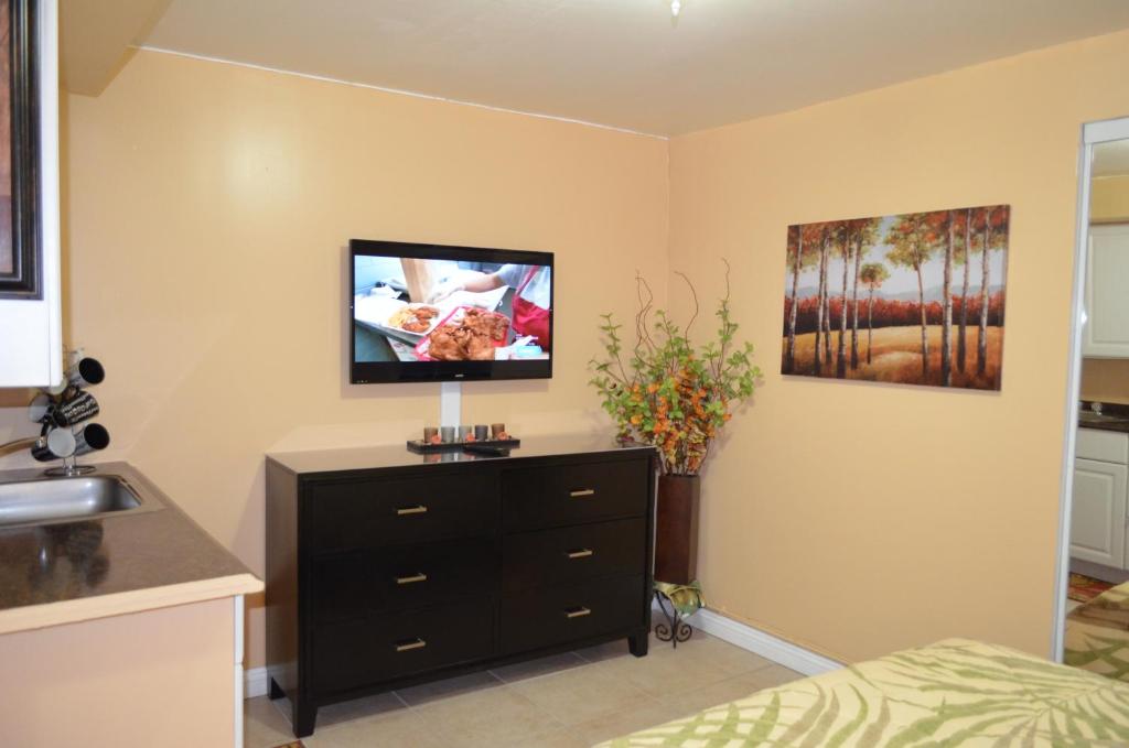 Двухместный (Номер с кроватью размера «queen-size»), Waikiki Condo Just Remodeled Kuhio Village 202A