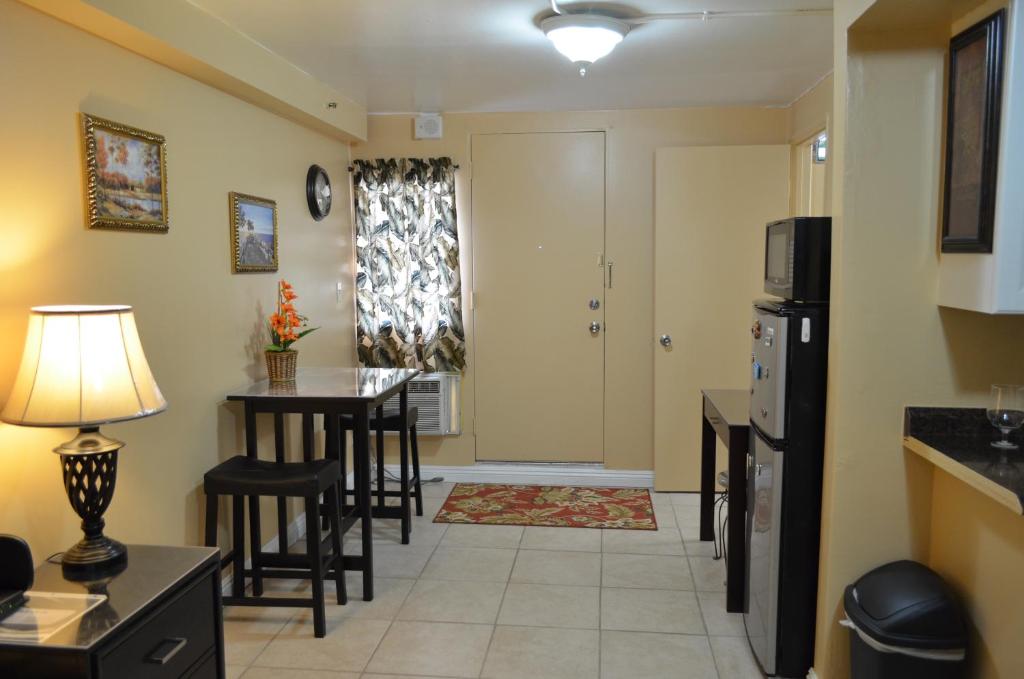 Двухместный (Номер с кроватью размера «queen-size»), Waikiki Condo Just Remodeled Kuhio Village 202A