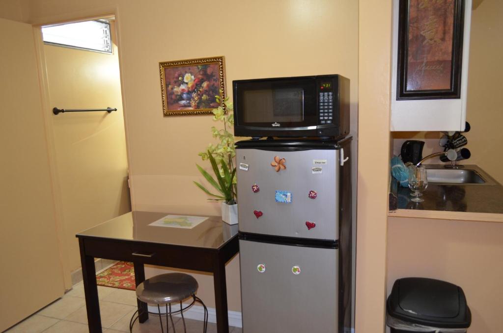 Двухместный (Номер с кроватью размера «queen-size»), Waikiki Condo Just Remodeled Kuhio Village 202A