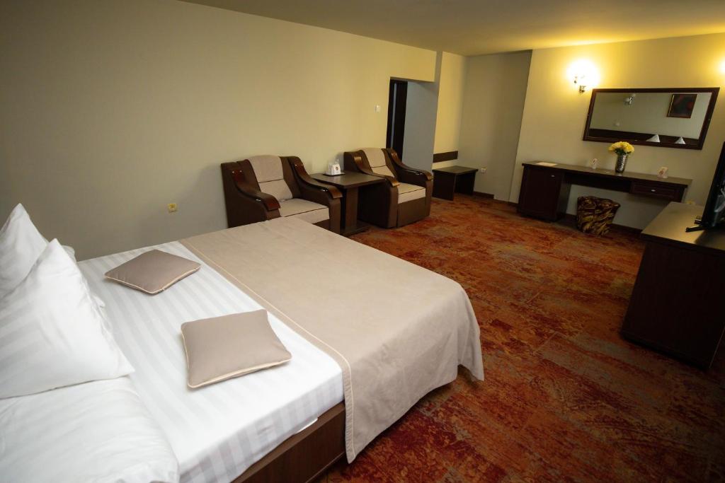 Двухместный (Улучшенный двухместный номер с 1 кроватью), Hotel Select Slobozia