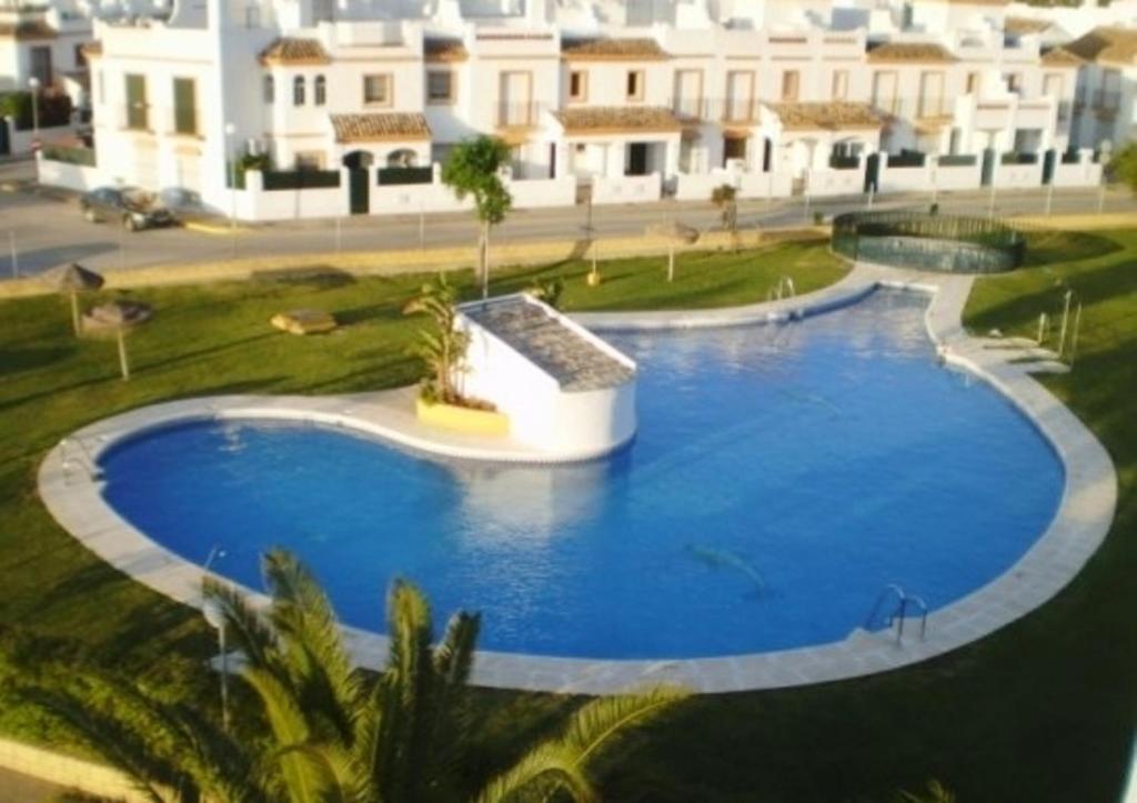 House with 2 bedrooms in Chiclana de la Frontera with shared pool and enclosed garden, Чиклана-де-ла-Фронт